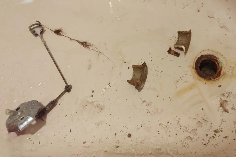 Broken Bathtub in dubai